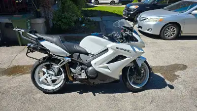 2009 Honda VFR800 VTEC Light cosmetic damage. Extras: Hel Performance Stainless steel brake lines Gi...