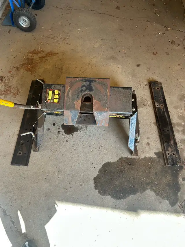 fifth wheel hitch with rails in RVs & Motorhomes in Red Deer - Image 2