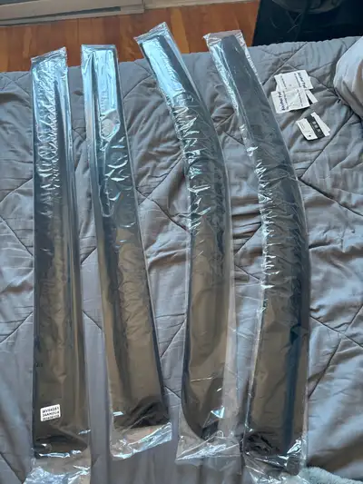 Un lot de 4 pare-pluie non-utilisée. Encore dans l‘emballage d‘origine. Erreur lors de l’achat, donc...