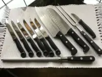 11 PCE HENCKELS INTERNATIONAL KNIFE SET C/W NEW SS KNIFE RACK
