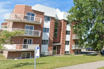 ***4 ½ nouvellement rénové****