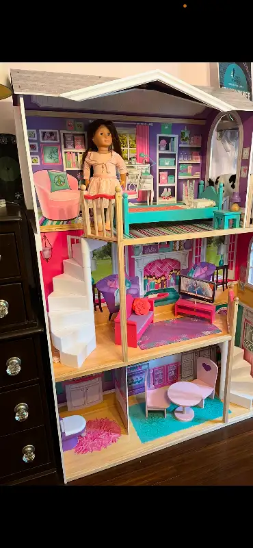 Doll house for 18 inch dolls. My daughter has outgrown playing with them so it’s time to move on. Ho...