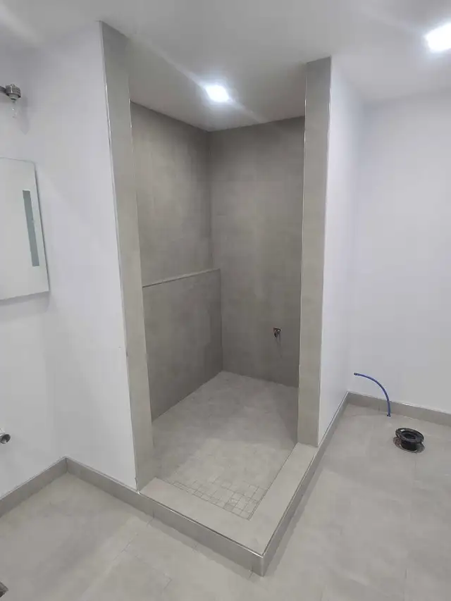 Tile Setter with 20 Years of Experience