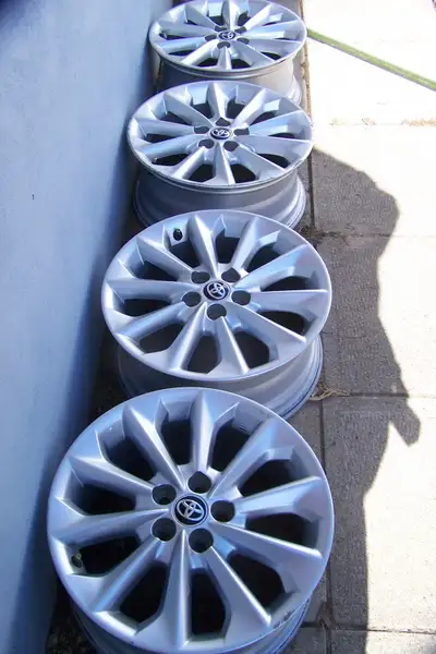 4 mags corolla 2020 originaux de Toyota bon état un peu esthétique. 5x100 16 pouces, mags seulement....