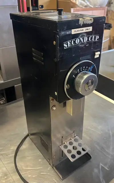You are viewing a used Bunn G1 Series Commercial Bulk 1 lb coffee grinder. There is no damage and ev...