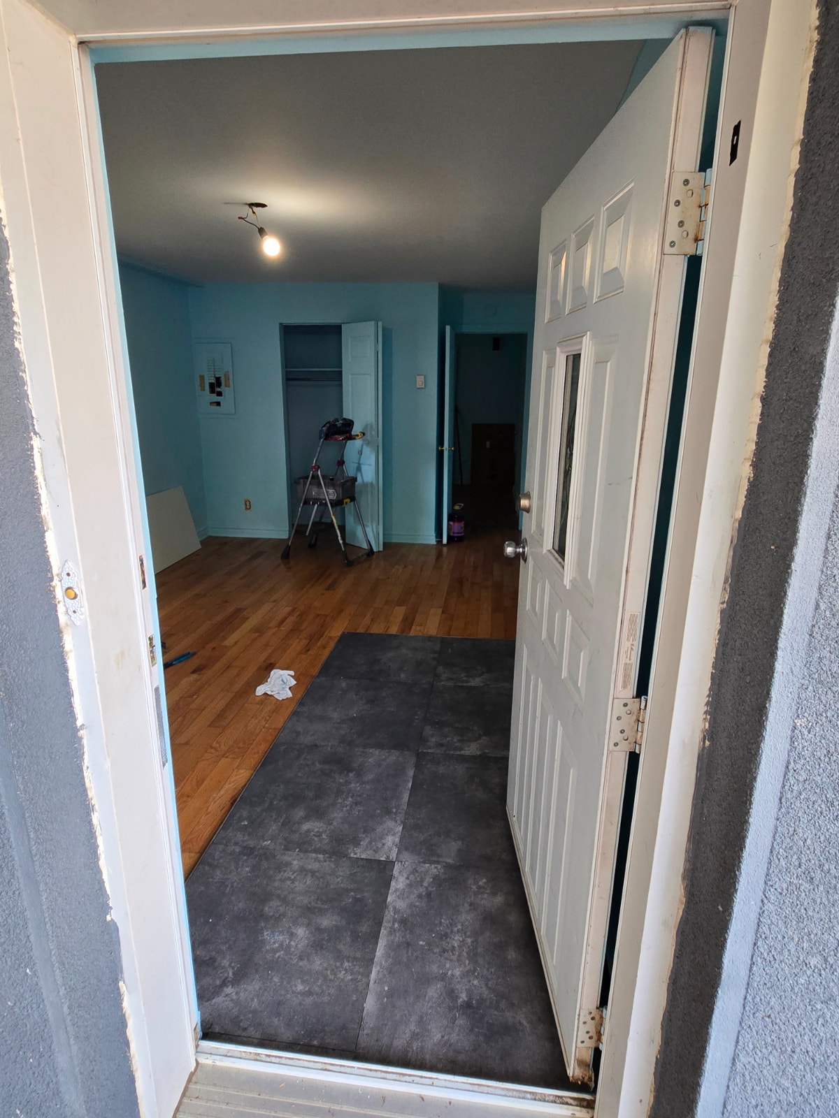 2 1/2 For Rent $900/month — photo 1
