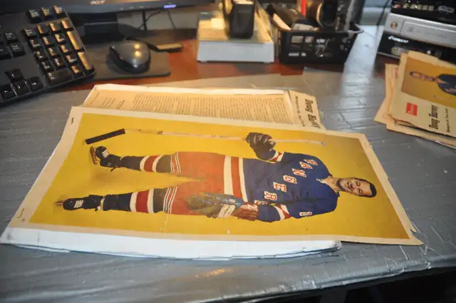 Doug Harvey New York Rangers nhl hockey 1962 from quebec magazin in Arts & Collectibles in Victoriaville - Image 3