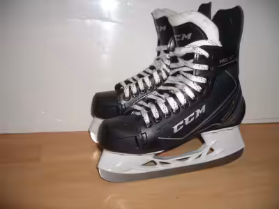 Patins CCM Rib Xt skates good for 5 US gar / 6 US femme casual shoes (skates size 4) In like new con...