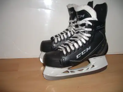 Patins CCM Rib Xt skates good for 5 US gar / 6 US femme casual shoes (skates size 4) In like new con...