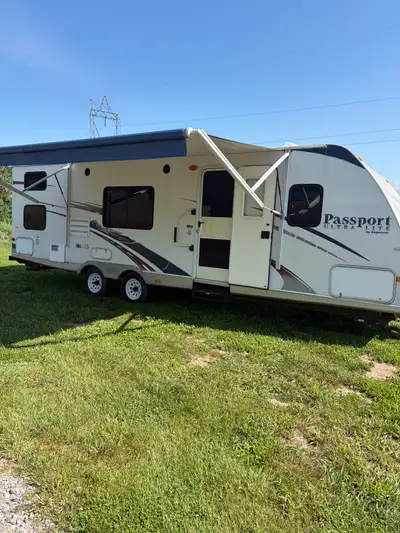 This pre-owned 2009 Keystone Passport Ultra Lite travel trailer is the perfect companion for your ne...