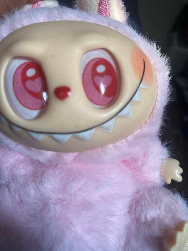 Labubu neuf de couleur rose pâle à prix négociable dans Jouets  à Longueuil/Rive Sud - Image 4