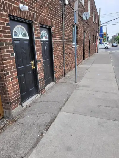 Newly renovated apartment for rent close to shops, groceries and restaurants in Hamilton East near M...