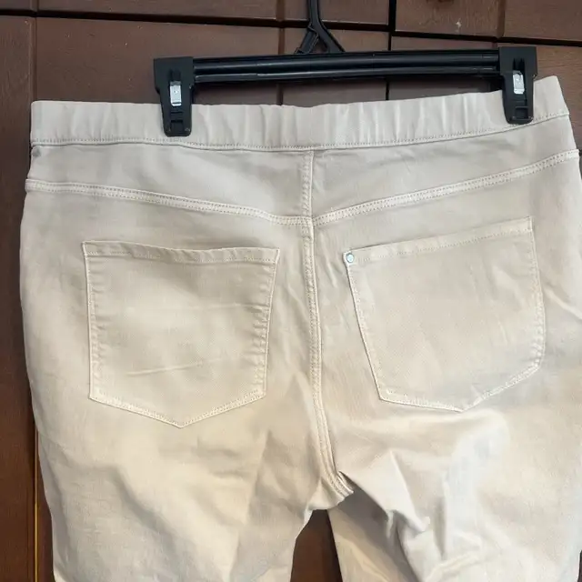 Pink jeans size 14  Denim mid rise skinny  elastic waist in Women's - Bottoms in Oshawa / Durham Region - Image 10