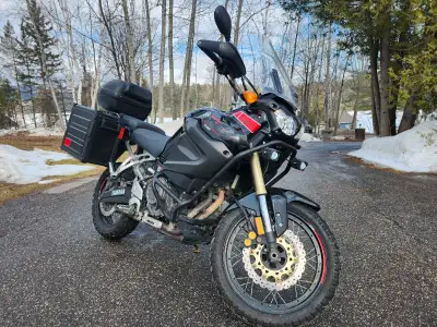 Moto yamaha super tenere 1200cc. Très propre, rien à faire. Vien toute équipée, crash bar, skid plat...