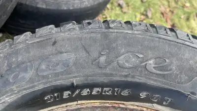 Ensemble de pneus d'hiver de taille 215/65R16 98T, usagés. Voici quelques détails supplémentaires :...