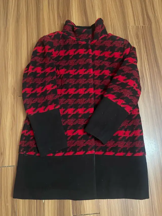Manteau Tribal rouge et noir (taille M) in Women's - Tops & Outerwear in Laval / North Shore - Image 2