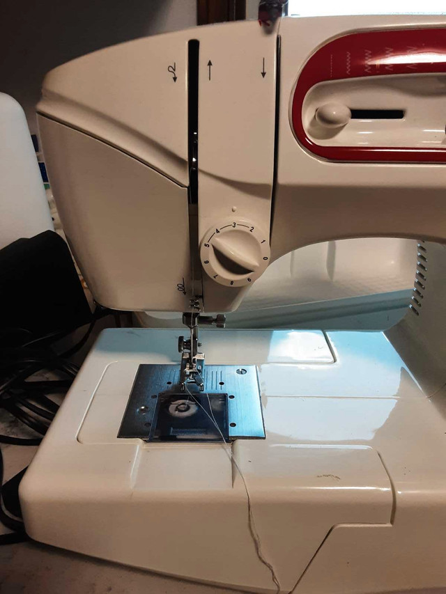 Singer sewing machine in Hobbies & Crafts in Oshawa / Durham Region - Image 2