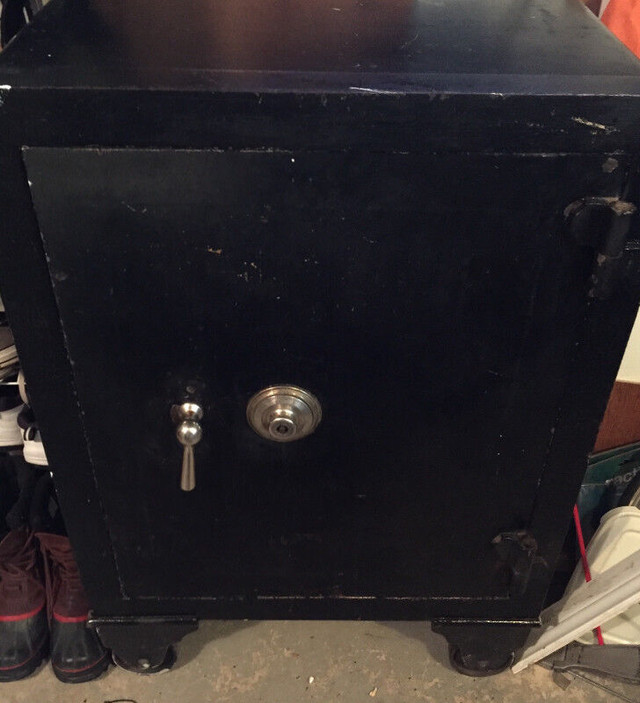 HEAVY DUTY SECURITY SAFE (~1000lbs). in Other Business & Industrial in Moncton - Image 2