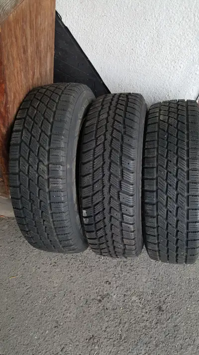 PNEU D HIVER NORDIC 175/70R13 SUR DES ROUE DE HONDA CIVIC TRES BON $30 CHAQUE