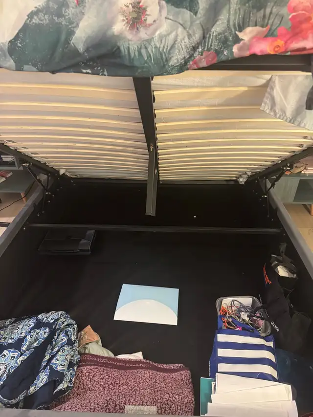 Queen bed  in Beds & Mattresses in Richmond - Image 3