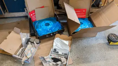 Set de 4 rotors avec pads et hardware pour Vibe 2.4L, Matrix, etc. Acheté par erreur, completement n...