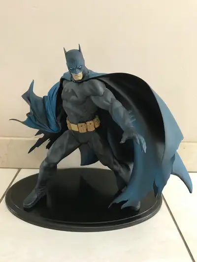 Batman Statue Figure Produced by: Kotobukiya The statue figure is in like new mint condition and has...