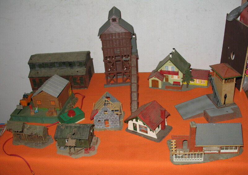 HO Scale Model Train Buildings 10 Total Lot5 Hobbies & Crafts