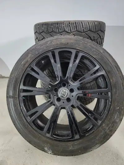The tires are almost Brand New! Tires 305/40R22 used only one season Paid 2500$ for tires only last...