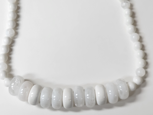 Vintage Shiny & Pearlized White Bead Necklace in Arts & Collectibles in Mississauga / Peel Region - Image 5