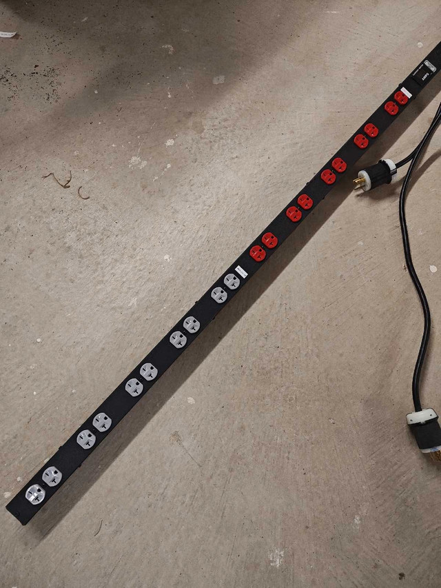 GEIST VHVBAN202 20 OUTLET PDU DOUBLE METERED POWER DISTRIBUTION in Electrical in Markham / York Region - Image 2