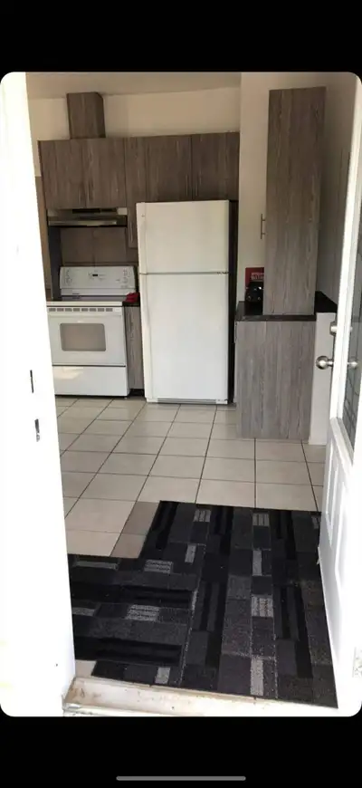 4.1/2 n/c n/e deuxième étage tranquille dans un quadriplex pas d animaux grande chambre aussi un 5 1...