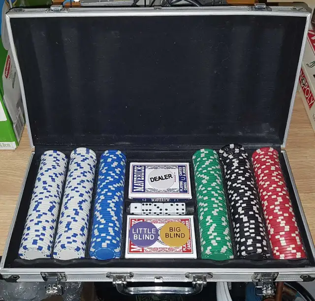 Poker Chips Set w/ Brand New 5 Pack Dice & 2 New Decks of Cards in Toys & Games in Cambridge - Image 2