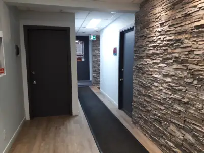 Local à louer : 2 Bureaux + Salle de réception + Salle d’eau Superficie : 650 pi.ca. Adresse : 1266...