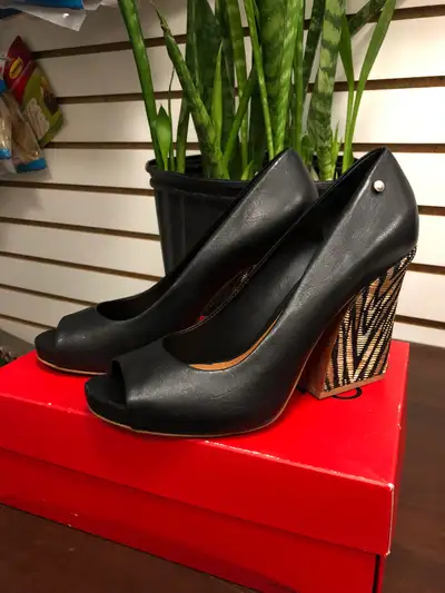 “CARRANO” BLACK HEELS WITH DETAILING ON HEEL - SIZE 10 USA, View more