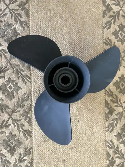 New prop that was for a 115hp Yamaha 4 stroke motor. Size 13x19-K. Don’t know what other motors it f...