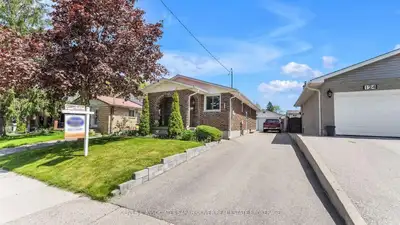 Spacious Rooms – Steps from Fanshawe College! Now Leasing for Fall 2026 – Tour In-Person or Virtuall...