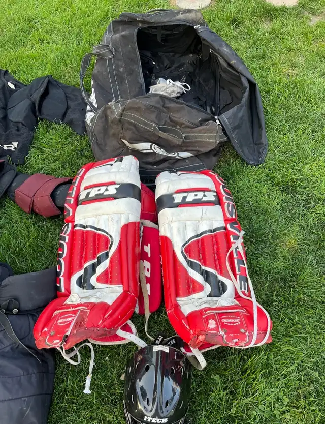Hockey Goalie Equipment in Hockey in Brantford - Image 6