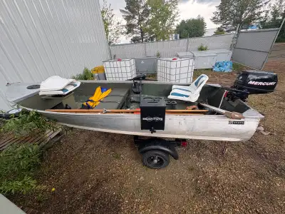 12’ aluminum Sears fishing boat. No leaks, storage compartment built into the front. Immaculate cond...