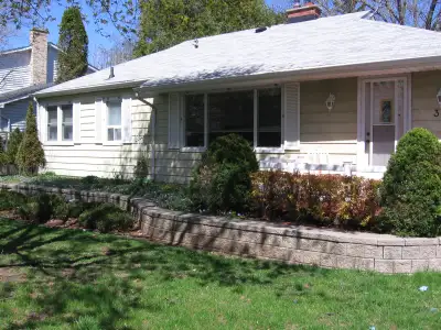 Cozy cottage like, short term rental in Ancaster. This home has 3 bedrooms, 1 full bathroom, generou...