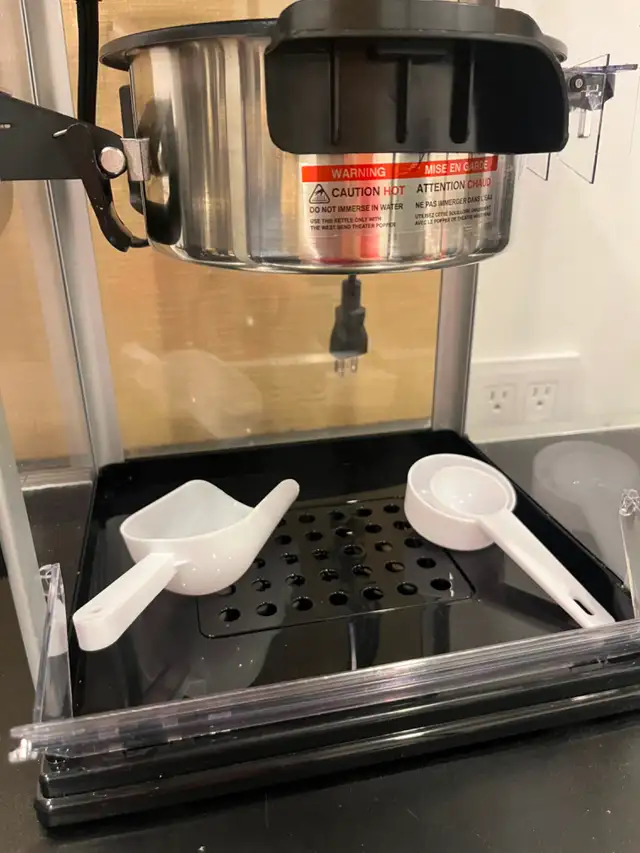 WestBend Popcorn Machine529839465064704003
