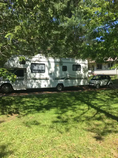 Selling my 2002 Royal Classic, a spacious 28-foot Class C motorhome, paired with a Smart car toad fo...