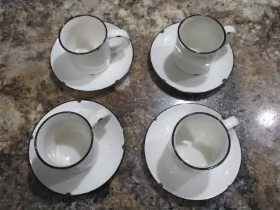4 tasses et 4 soucoupes de Noël - 4 Christmas cups, View more