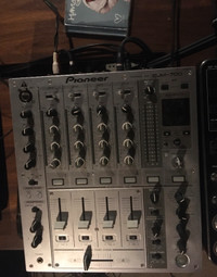 Pioneer DJM-700 - 4 channel DJ mixer