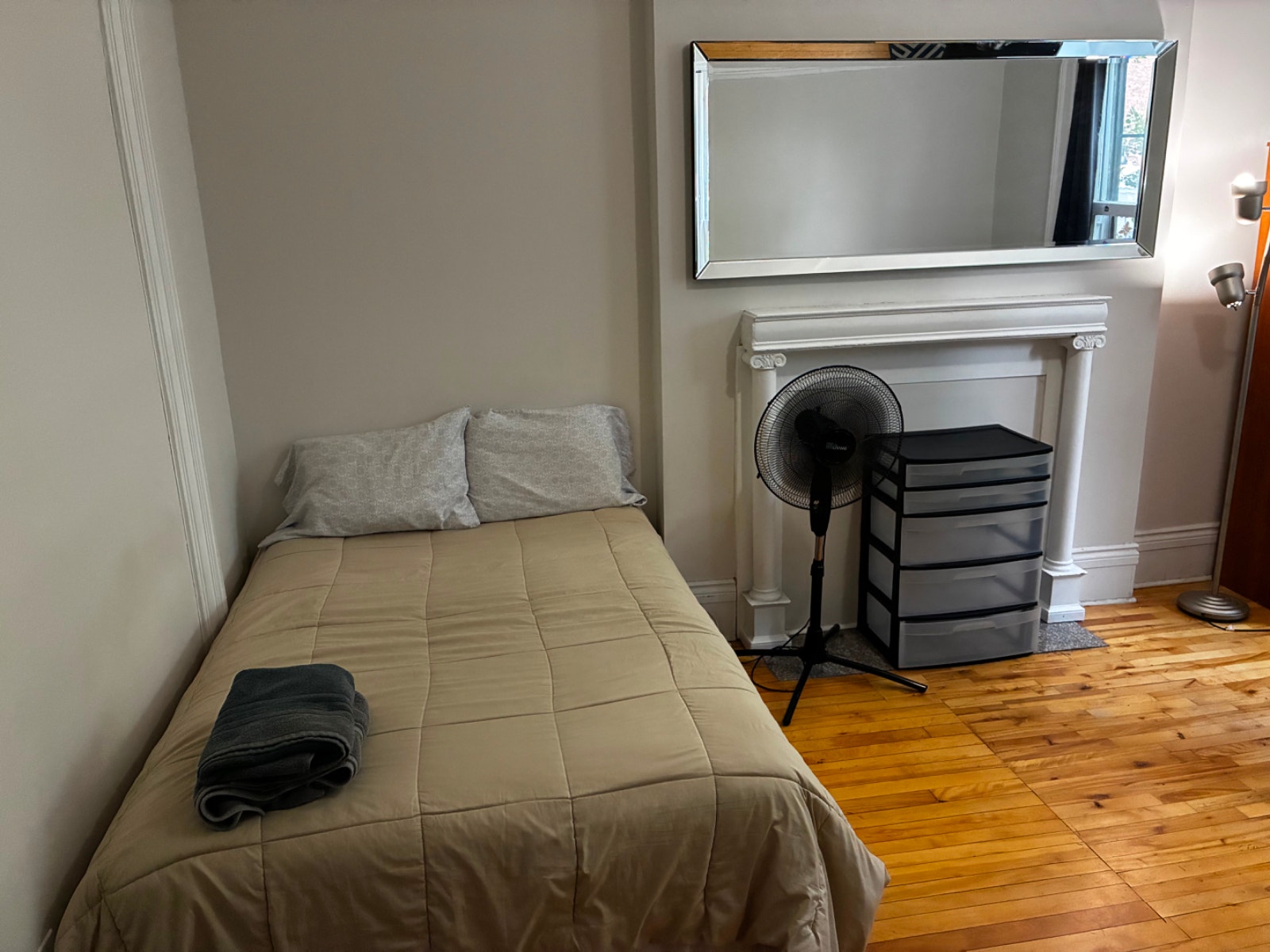 Big Furnished Room in elite Downtown location | Aug or Sept — photo 3