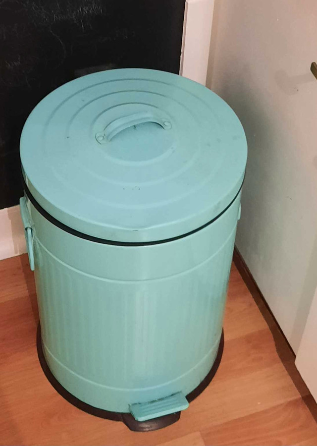 Turquoise Garbage Can in Kitchen & Dining Wares in City of Toronto - Image 2