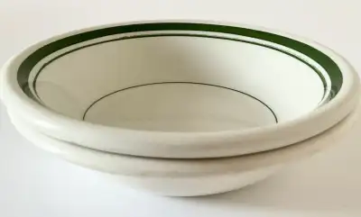 LIRE JUSQU'À LA FIN DU TEXTE. Antiquité 1936-1954 Ensemble de deux assiettes creuses en Porcelaine "...