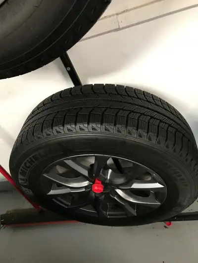 R17/225/65 Like new! mint condition. Bolt pattern is 5/110 Note: Also fits R18 Cash only.