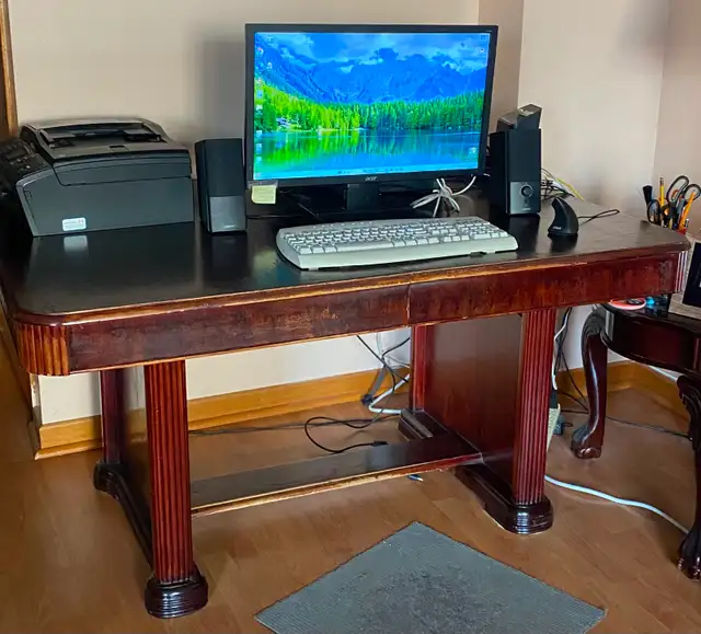 Vintage Solid Wood Dining Table – Unique Fluted Legs – $100 in Dining Tables & Sets in City of Toronto - Image 2