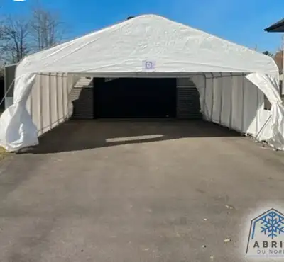 pour deux places de parking, utilisé seulement trois hivers. Il a une porte côté gauche. Nous le ven...
