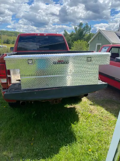 Just like new won’t fit my new truck was only on for a few weeks 2 keys for lock and has tool tray